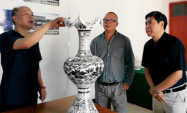 文物专家王蔚波和央视编导考察新密窑沟窑址.jpg 文物专家王蔚波和央视编导考察新密窑沟窑址.jpg
