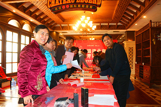 2.王蔚波（右一）等书画名家在郑州思念果岭义写春联.jpg